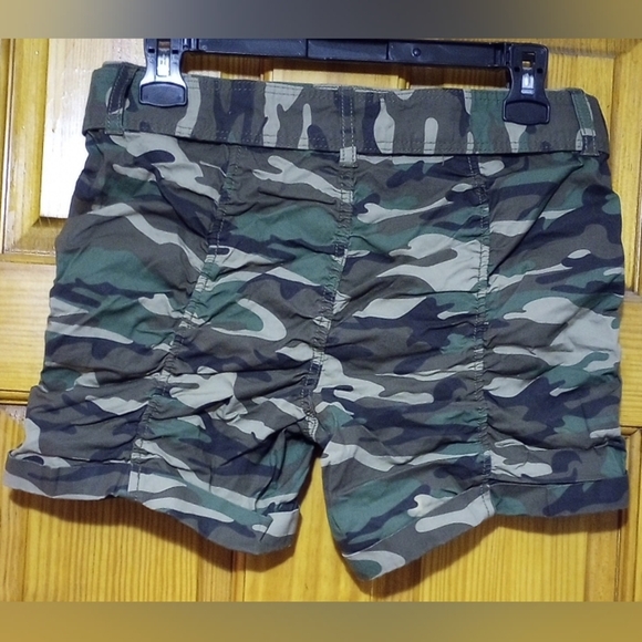 No Boundaries Green Camouflage Shorts - Picture 2 of 3